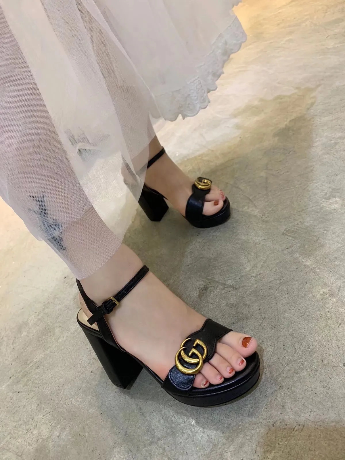 👟👟Ex-factory price 360👟👟 Gucci (GUCCI) official website 1:1 exquisite bronze buckle new summer one-line sandals. The workmanship is great and reassuring. The leather is shiny and tough. Comfortable and super comfortable to walk. It is recommended to meet the actual needs of the public and is easy to control. Fabric: first-layer cowhide. Lining/foot: sheepskin. Rubber outsole. Heel height: 10cm, waterproof platform 2.5cm. Color: gold, light gold, black, white, red. Size: 35-39 (sizes 34, 40, 41 need to be customized). Comes with receipt.